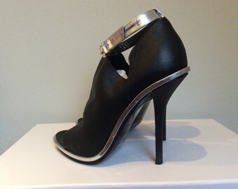 BALENCIAGA Elegante, sexy schwarze High-Heel-Knöchelstufenpumps mit silbernem Finish, VintageY2K