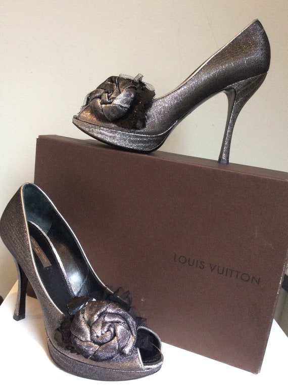 LOUIS VUITTON Authentic Elegant Silver Peep Toe Pumps 