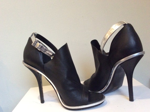 BALENCIAGA Elegant sexy black high heel ankle ste… - image 4