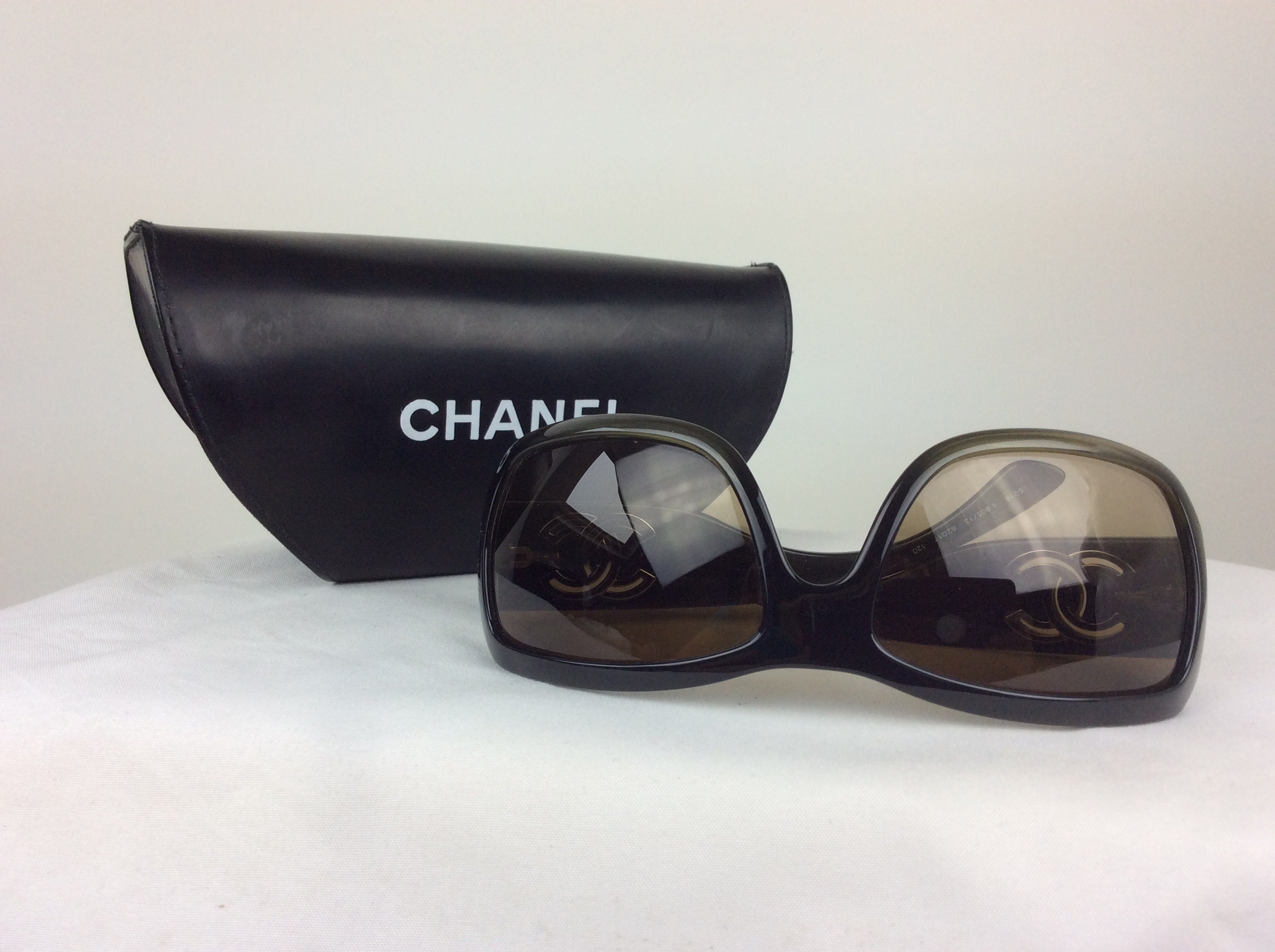 CHANEL Sunglasses With Beautiful Frame Black Overflowing in 