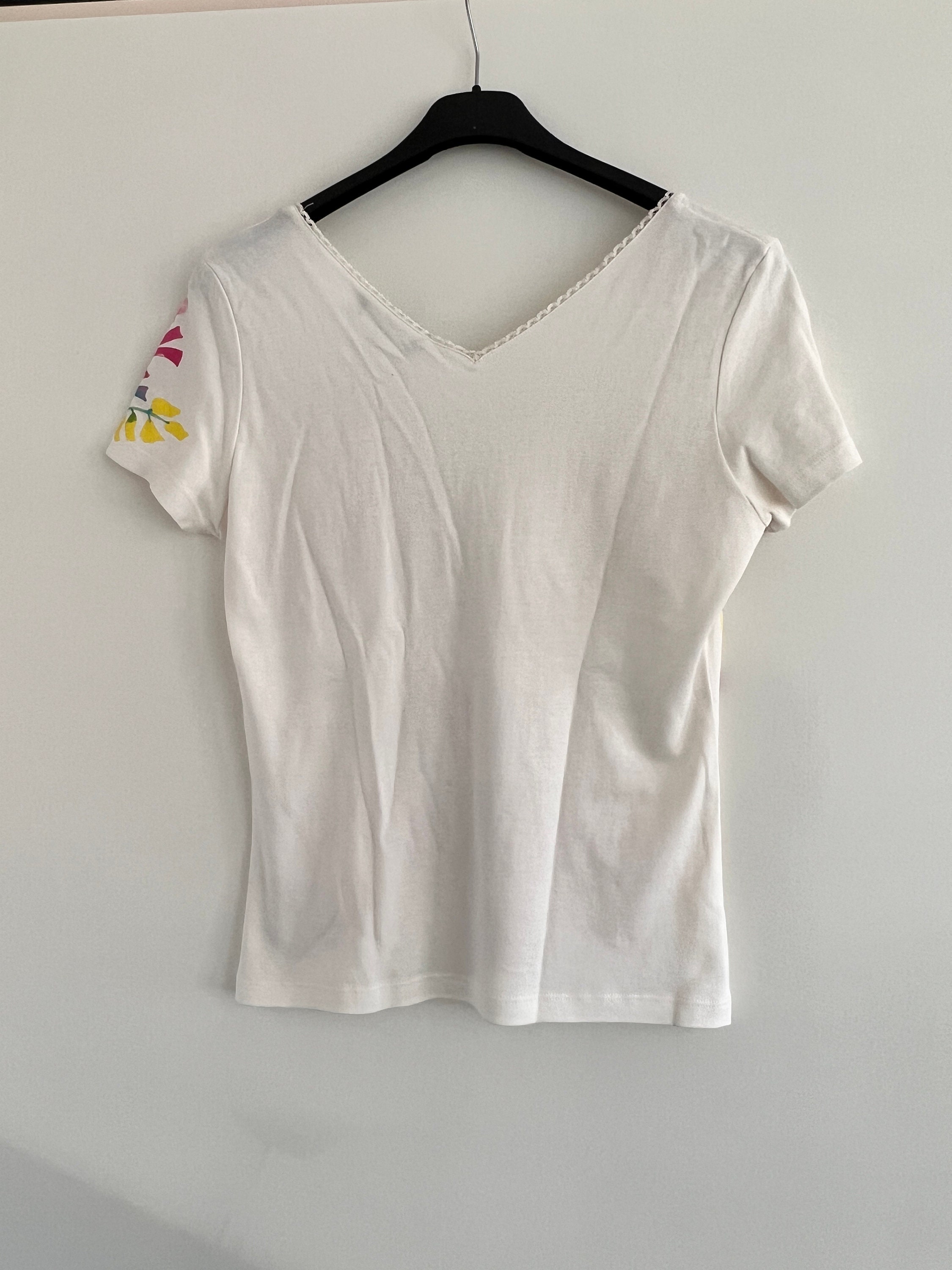 美品！Christian Dior 花柄刺繍 Vネック Tシャツ 美品！Christian Dior 花柄刺繍 Vネック Tシャツ CHRISTIAN DIOR