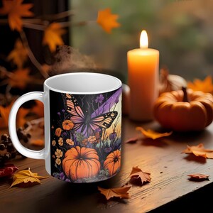 Mug d&#39;art fantastique Dan Mumford : citrouilles, château et papillons violets