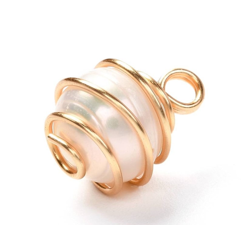 Colgantes, charms de perlas cultivadas de agua dulce con alambre bañado en oro de 18k. Vendido Individualmente. imagen 2