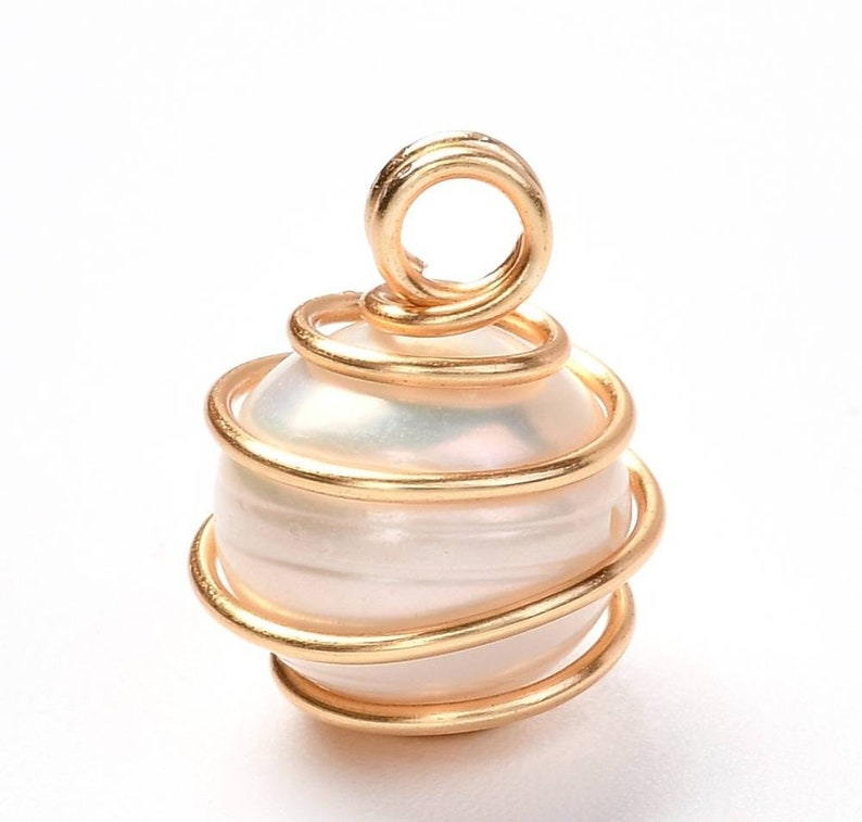 Colgantes, charms de perlas cultivadas de agua dulce con alambre bañado en oro de 18k. Vendido Individualmente. imagen 1