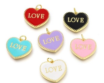 Pendentifs, breloques cœur avec inscription LOVE. En émail et plaqué or 18k. Coloris aux choix. Vendu à l'unité.