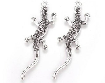 Pendentif lézard style tibétain en alliage, argent antique. Longueur 54mm. Lot de 2.