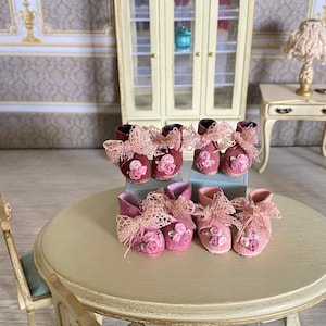 Shoes for collectible dolls with flowers. Boots for Blythe