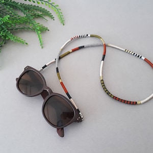 Correa para gafas de sol estilo bohemio en tonos tierra: cadena de hilo enrollado