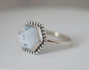 Anillo de plata hexagonal de ágata musgosa. Anillo adornado de plata esterlina. Anillo de ágata musgosa hecho a mano. Anillo de diseño de inspiración vintage.