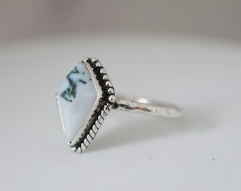 Anillo Plata Cometa Moss Agate. Anillo adornado de plata esterlina. Anillo hecho a mano con ágata de musgo. Anillo de diseño de inspiración vintage.