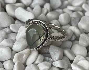 Anillo de plata esterlina con prehnita. Anillo de plata con prehnita en forma de pera. Anillo de prehnita verde natural. Anillo boho. Anillo de plata hecho a mano.