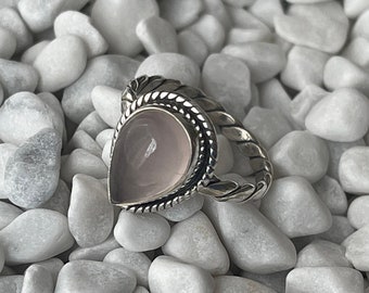 Anillo de plata esterlina con cuarzo rosa natural. Anillo de cuarzo rosa en forma de pera. Anillo bohemio con piedras preciosas. Anillo de plata hecho a mano.