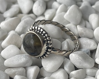 Anillo de plata con labradorita natural. Anillo de plata esterlina con labradorita. Anillo de plata estilo bohemio. Joyas de labradorita. Joyas hechas a mano.