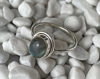 Anillo de plata de ley con labradorita. Anillo de labradorita natural de forma ovalada. Joyas con piedras preciosas. Anillo bohemio hecho a mano.