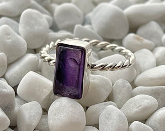 Anillo de plata esterlina con amatista natural. Anillo rectangular de plata con amatista. Joyas con piedras preciosas. Anillo trenzado hecho a mano.