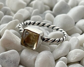 Anillo de citrino en plata de ley. Anillo de citrino en forma cuadrada. Joyas con piedras preciosas. Anillo con piedras preciosas hecho a mano.