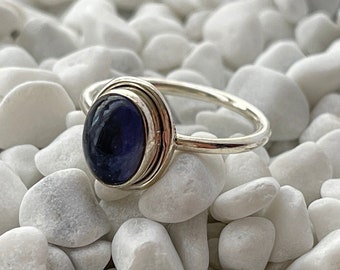 Anillo de plata de ley con iolita. Anillo de iolita natural de forma ovalada. Joyas con piedras preciosas. Anillo hecho a mano.