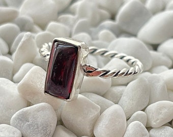 Anillo de plata de ley con granate natural. Anillo Rectángulo de Plata Granate. Joyería de piedras preciosas. Anillo de banda torcida hecho a mano.