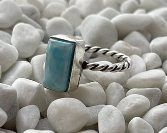Anillo de plata esterlina con larimar natural. Anillo rectangular de plata con larimar. Joyas con piedras preciosas. Anillo trenzado hecho a mano.