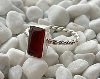Anillo de plata de ley con ónix rojo natural. Anillo rectangular de plata con ónix rojo. Joyería de piedras preciosas. Anillo de banda torcida hecho a mano.