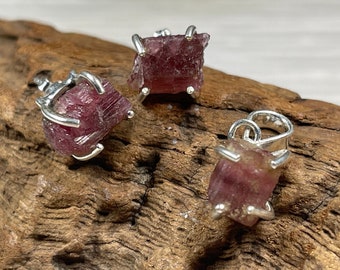 Ruw glas gevuld Ruby Set Stud Earring en hanger. Sterling zilveren oorknopjes en hanger. Ruwe kristallen oorbellen en hangerset.