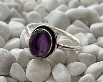 Anillo de plata de ley con amatista. Anillo de amatista talla ovalada. Joyería de piedras preciosas. Anillo hecho a mano.
