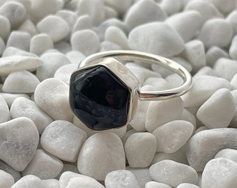 Anillo de plata de ley con ónix negro. Anillo hexagonal de ónix natural. Anillo de Plata de Ley hecho a mano. Anillo hexagonal de ónix negro.