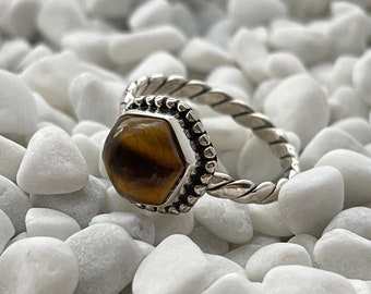 Anillo Ojo de Tigre en Plata de Ley. Anillo Ojo de Tigre Hexagonal. Anillo hexagonal de plata. Anillo bohemio. Anillo de plata hecho a mano.