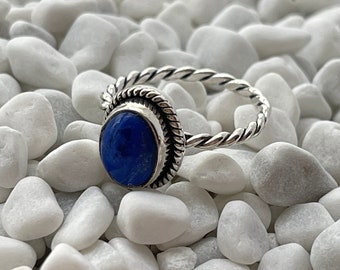 Anillo de plata de ley con lapislázuli. Anillo de forma ovalada de lapislázuli. Anillo hecho a mano con lapislázuli. Anillo bohemio. Anillo de plata hecho a mano.