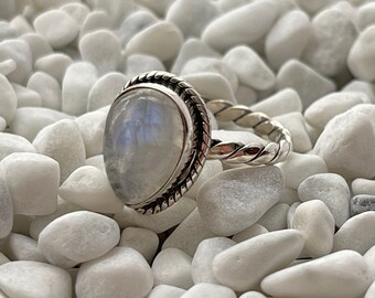 Anillo de plata de ley con piedra lunar arcoíris. Anillo de plata con piedra lunar en forma de pera. Anillo de piedra lunar arcoíris natural. Anillo bohemio. Anillo de plata hecho a mano.