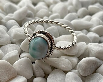 Anillo de plata esterlina con larimar natural. Anillo de plata esterlina con larimar. Joyas con piedras preciosas. Anillo trenzado hecho a mano.