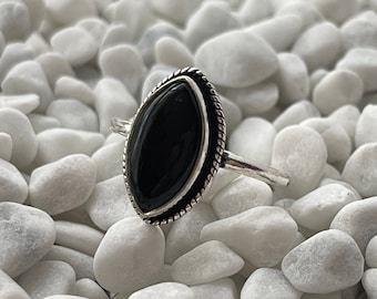 Anillo de plata de ley con ónix negro. Anillo de plata con ónix natural. Anillo de plata de ley hecho a mano. Anillo boho. Anillo de marquesa con ónix negro.