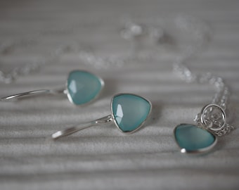 Juego de pendientes y colgante de calcedonia aguamarina. Colgante de piedras preciosas y pendientes a juego. Pendientes y colgante de piedras preciosas hechos a mano.