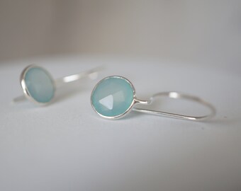 Pendientes de gancho de plata de ley con calcedonia aguamarina. Pendientes de plata de ley con piedras preciosas. Pendientes de calcedonia de forma redonda. Joyería artesanal.