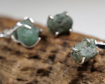 Set di orecchini e ciondolo con smeraldo grezzo. Orecchini pendenti in argento sterling. Set di orecchini e pendenti in cristallo grezzo. Pietra preziosa naturale.
