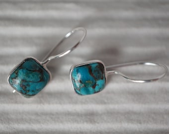 Pendientes de gancho de plata de ley turquesa ostra. Pendientes de plata de ley con piedras preciosas. Pendientes Forma Cojín Oyster Turquesa.