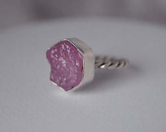 Anillo de piedras preciosas Ruby Raw. Anillo de piedras preciosas natural sin cortar. Anillo de piedras preciosas en bruto de plata. Anillo artesanal. Anillo de piedra de nacimiento. Anillo de plata de ley.