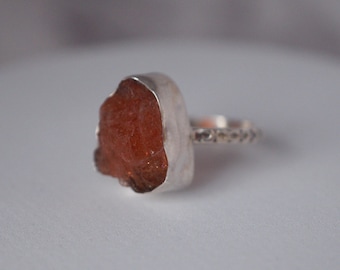 Anillo de piedras preciosas en bruto Sunstone. Anillo de piedras preciosas naturales sin cortar. Anillo de plata esterlina. Anillo hecho a mano. Joyería de piedras preciosas.