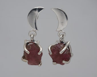 Juego de aretes y colgantes de luna de rubí rellenos de vidrio crudo. Juego de joyas de rubí relleno de vidrio de plata esterlina. Joyas de piedras preciosas naturales.