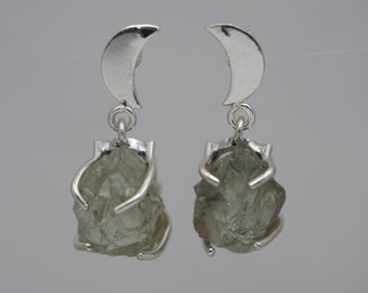 Conjunto de aretes y colgante de luna de amatista verde crudo. Pendiente y colgante de media luna de amatista verde. Joyería de piedras preciosas de plata de ley.
