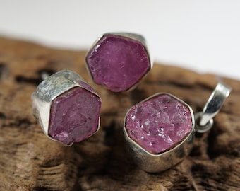 Ruw glas gevuld Ruby Set Stud Earring en hanger. Sterling zilveren oorknopjes en hanger. Ruwe kristallen oorbellen en hangerset.