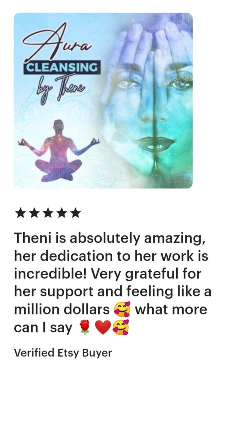 Op de afbeelding: Een Etsy-listingafbeelding met de tekst "Aura Cleansing by Theni". De afbeelding toont het gezicht van een vrouw met handen over haar ogen en een silhouet van een mediterende persoon. Een klantbeoordeling is ook opgenomen.