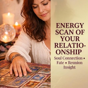 Puede incluir: Una persona con cabello castaño examina cartas del tarot sobre una mesa. La imagen incluye el texto: "Energy Scan of Your Relationship" con las palabras clave: "Soul Connection, Fate, Reunion, Insight".