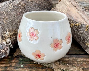 Tasse en grès fleurs de cerisiers