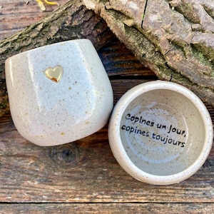 Tasse à message et au cœur d'or "Copines un jour, copines toujours »