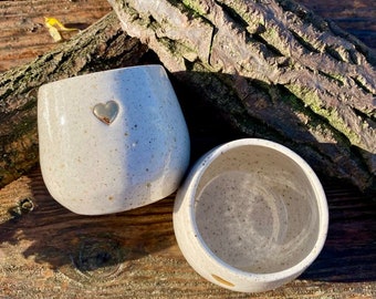 Tasse en grès au cœur d’or