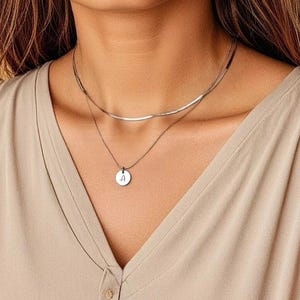Collar de serpiente en capas personalizado, collar de espiga plana con dije de nombre grabado, joyería de serpiente plana personalizada, collar con nombre en capas