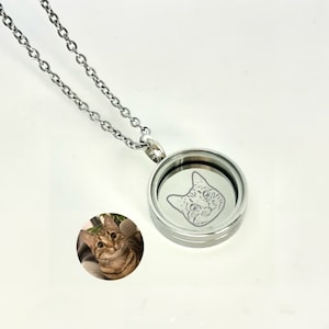 Engraved Pet Portrait Necklace, Pet Fur Locket Jewellery, Pet Hair Necklace, Locket Necklace with Pet Picture, Pet Keepsake, Pet Memory Gift