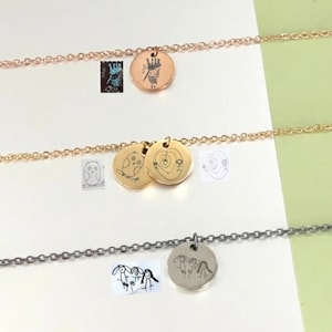 Peut inclure: Trois bracelets à chaîne en métal avec des pendentifs circulaires. Le bracelet du haut est en or rose avec un pendentif gravé. Le bracelet du milieu est en or avec deux pendentifs gravés. Le bracelet du bas est en argent avec un pendentif gravé.
