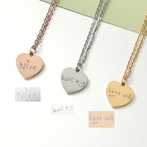Handgeschreven ketting aan harthanger, gegraveerde ketting met schrift, kenmerkende hartketting, ketting geëtst handgeschreven bericht, herinneringscadeau